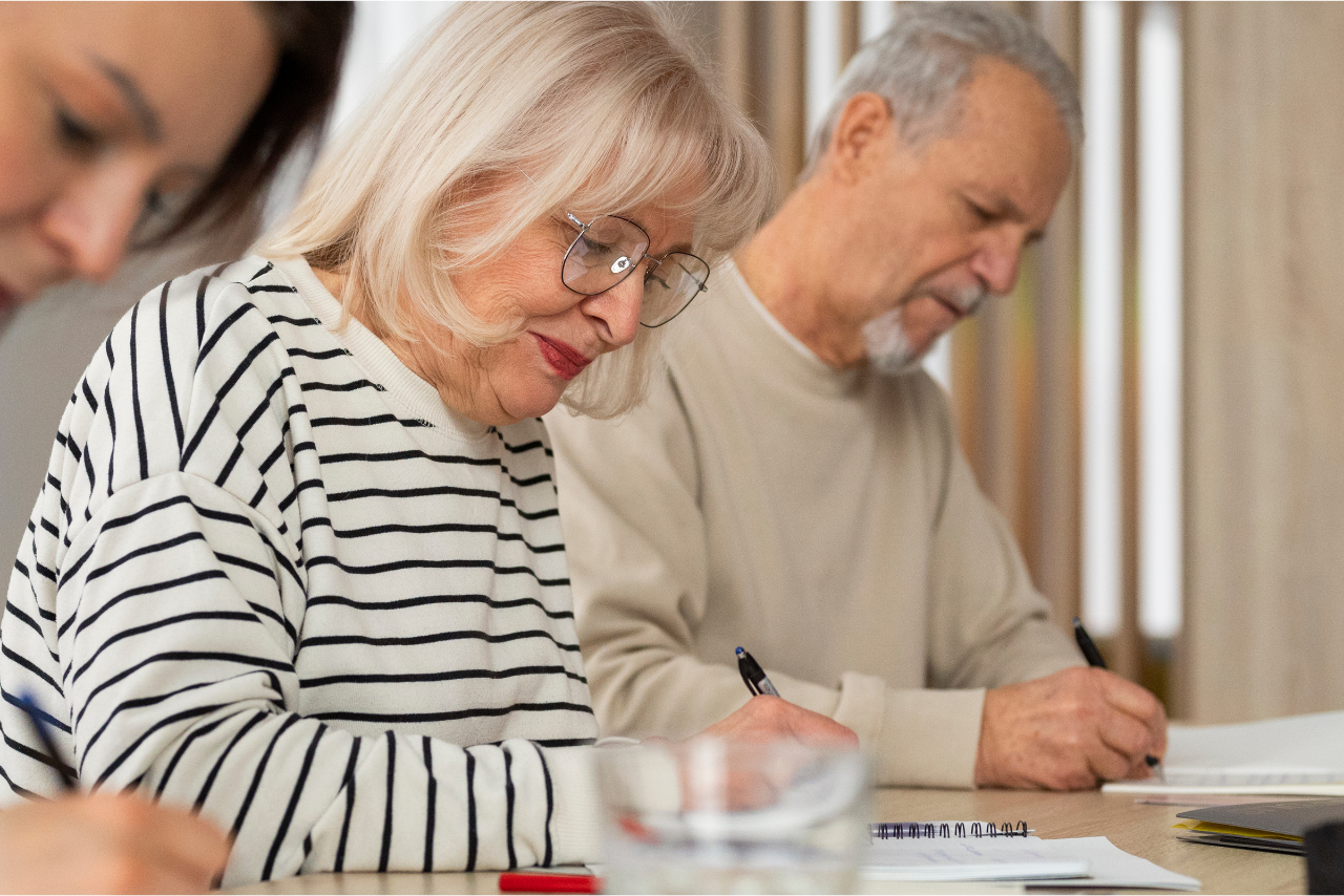 edukacja finansowa seniorów na czym polega, czego dotyczy, jak pomaga osobom po 60. roku życia